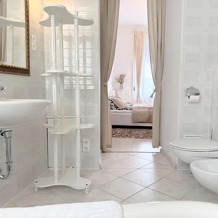 Elegant 125m2 In Center Of Lejlighed *