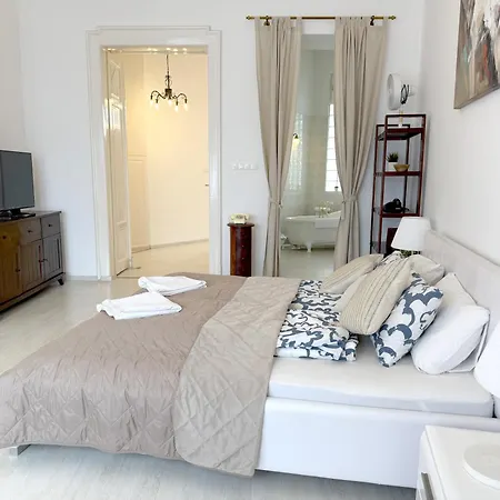 Elegant 125m2 In Center Of Lejlighed *