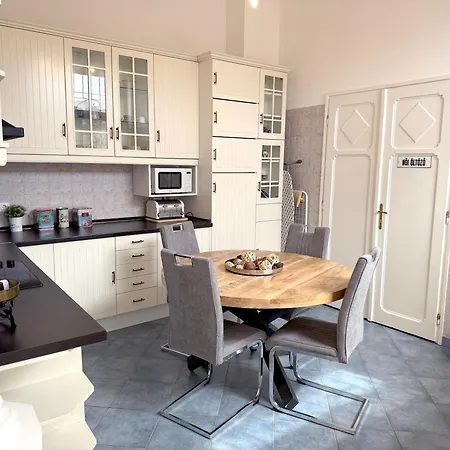 Elegant 125m2 In Center Of Lejlighed *