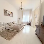 Elegant 125m2 In Center Of